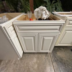 Cream Base Kitchen Cabinets Set