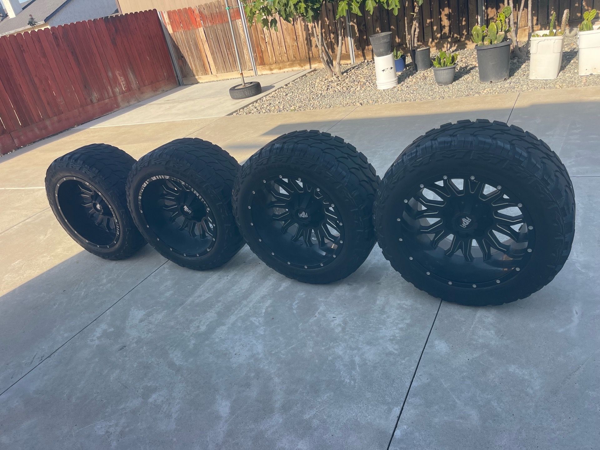 20 “Black Off-Road Wheels & Tires Set – 33x12.50R22LT – Clean Setup