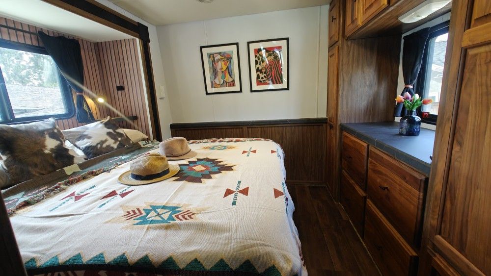 Motorhome RV Low Mileage Fully Renovated
