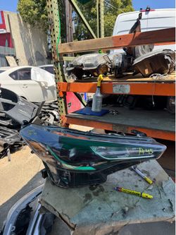 Toyota COROLLA CROSS RIGHT USED OEM HEADLIGHT (2022-2024)