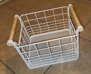 WHITE WIRE BASKET WOODEN HANDLES STORAGE BIN METAL WIRE MESH ORGANIZER FARMHOUSE RUSTIC KITCHEN PANTRY BATHROOM SHELF HOME DECOR CONTAINER CADDY
