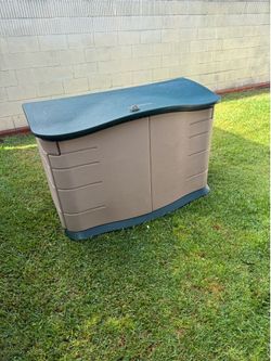 Rubbermaid.18 cu ft ..Resin horizontal outdoor storage shade.. mint condition..$150
