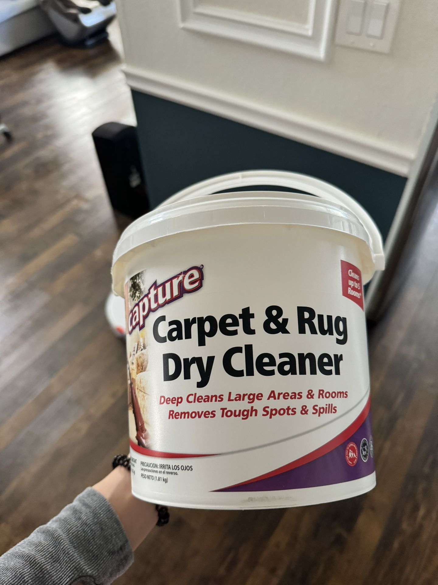 Capture Carpet & Rug Dry Cleaner w/Resealable lid