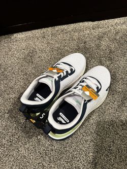 New kids youth size 5 Running Shoes