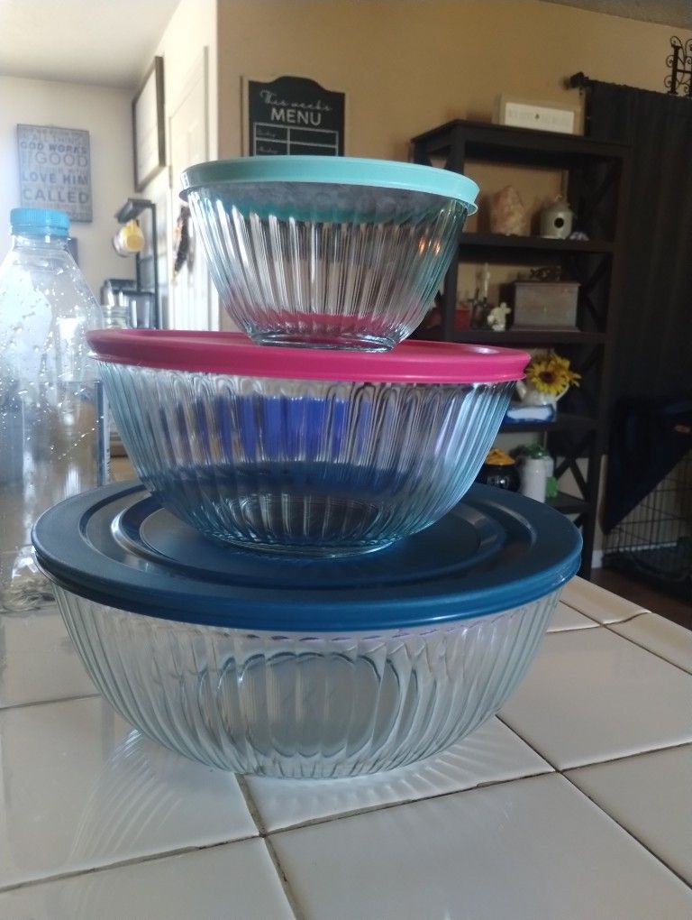 3 Pyrex Glass Bowls With Lids $20