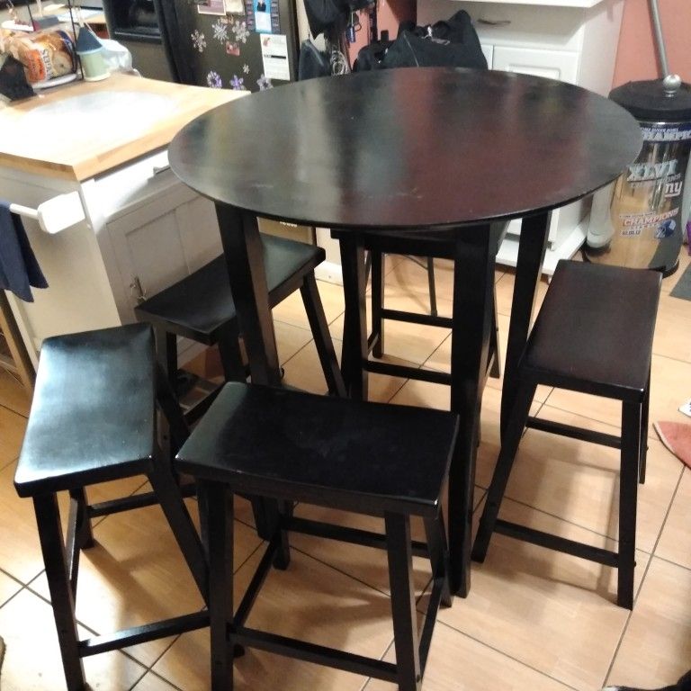 39 Inch table (5)24 Inch Bar Stools.