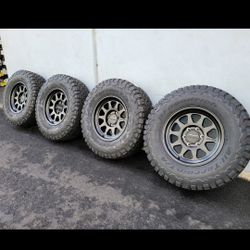 17" Method MR315 matte black w/ 33" BfGoodrich T/A KO2 tires 