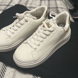 Tenis Y Botas  Nuevas Size 6.5 $40 Por Los 2 Pares 