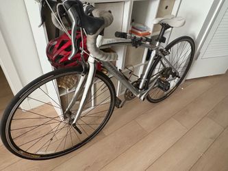 Specialized dolce road bike with hand pump