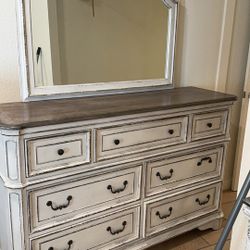 Dresser With Mirror 