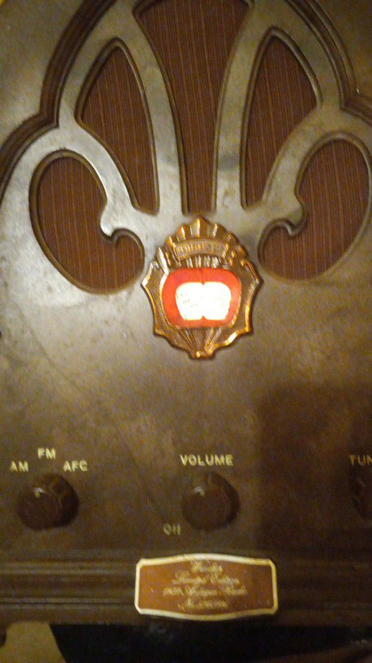 Antique Vintage Windsor Limited Edition 1932 Antique Radio AM FM Works Lights Up Model Number (contact info removed)6