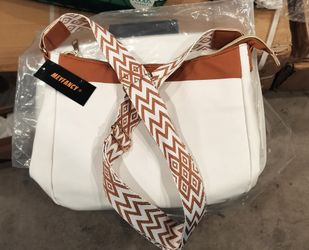 MEYFANCY White & Faux Leather Crossbody Bag with Chevron Guitar Strap / see description 👍