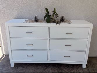 White dresser, with 6 drawers