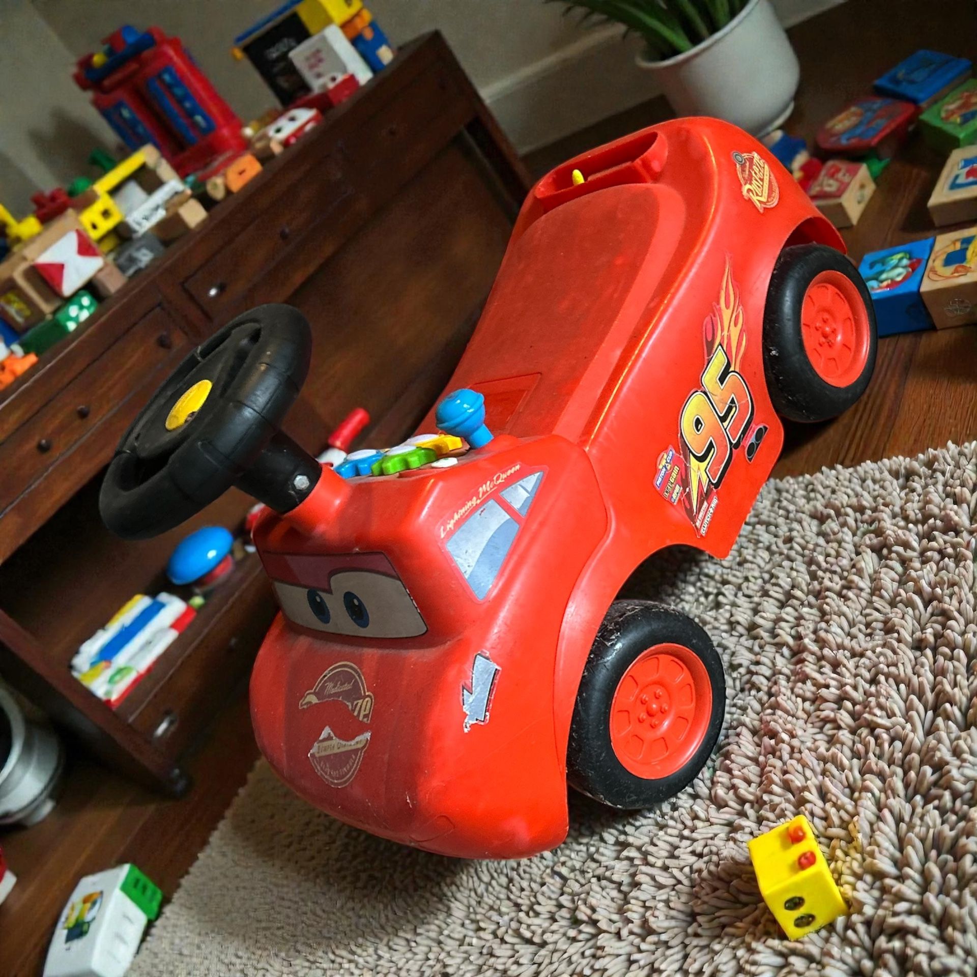 Disney Pixar Cars – Lightning McQueen Ride-On Car 