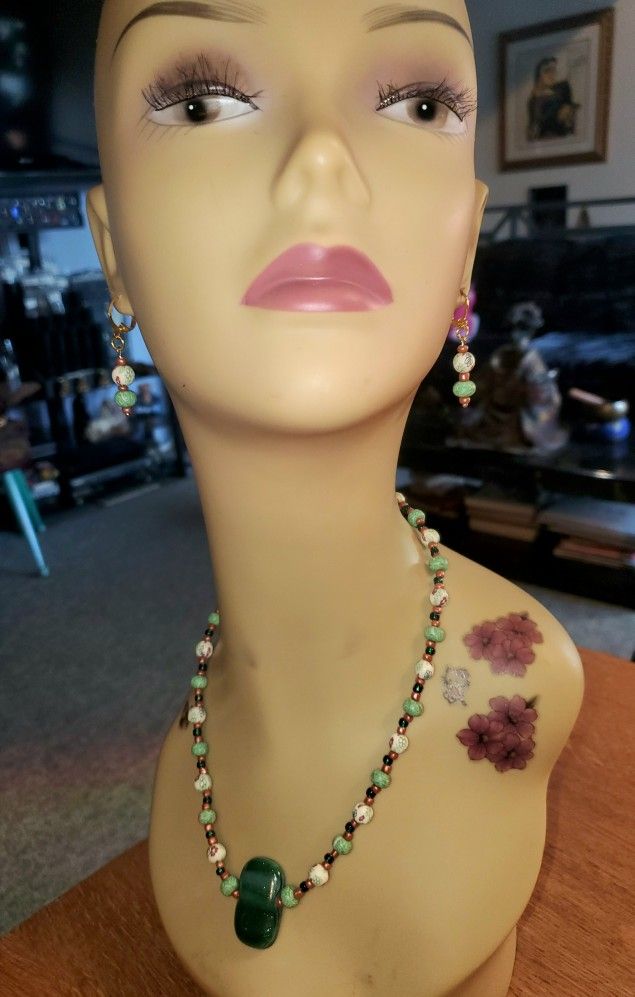 GLITTERY GREEN FUSED GLASS PENDANT EARRING SET 