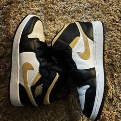 Mid Air Jordan’s 1 Size 5