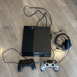 PS4 With 2 Controllers And Headset