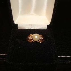 Beautiful PEARL AND DIAMOND RING EXCELLENT CONDITION 14k gold