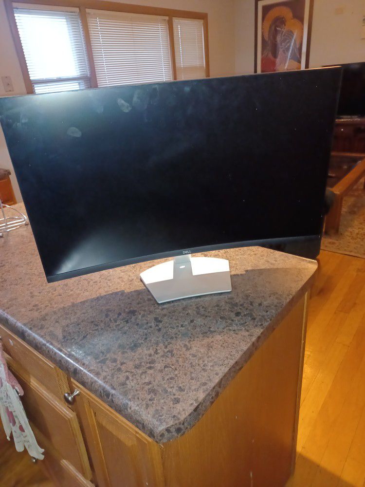 Dell Curved Monitor 32" And a Keyboard