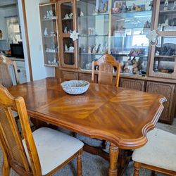 Kitchen Table With 2 Leifs And 4 Chairs