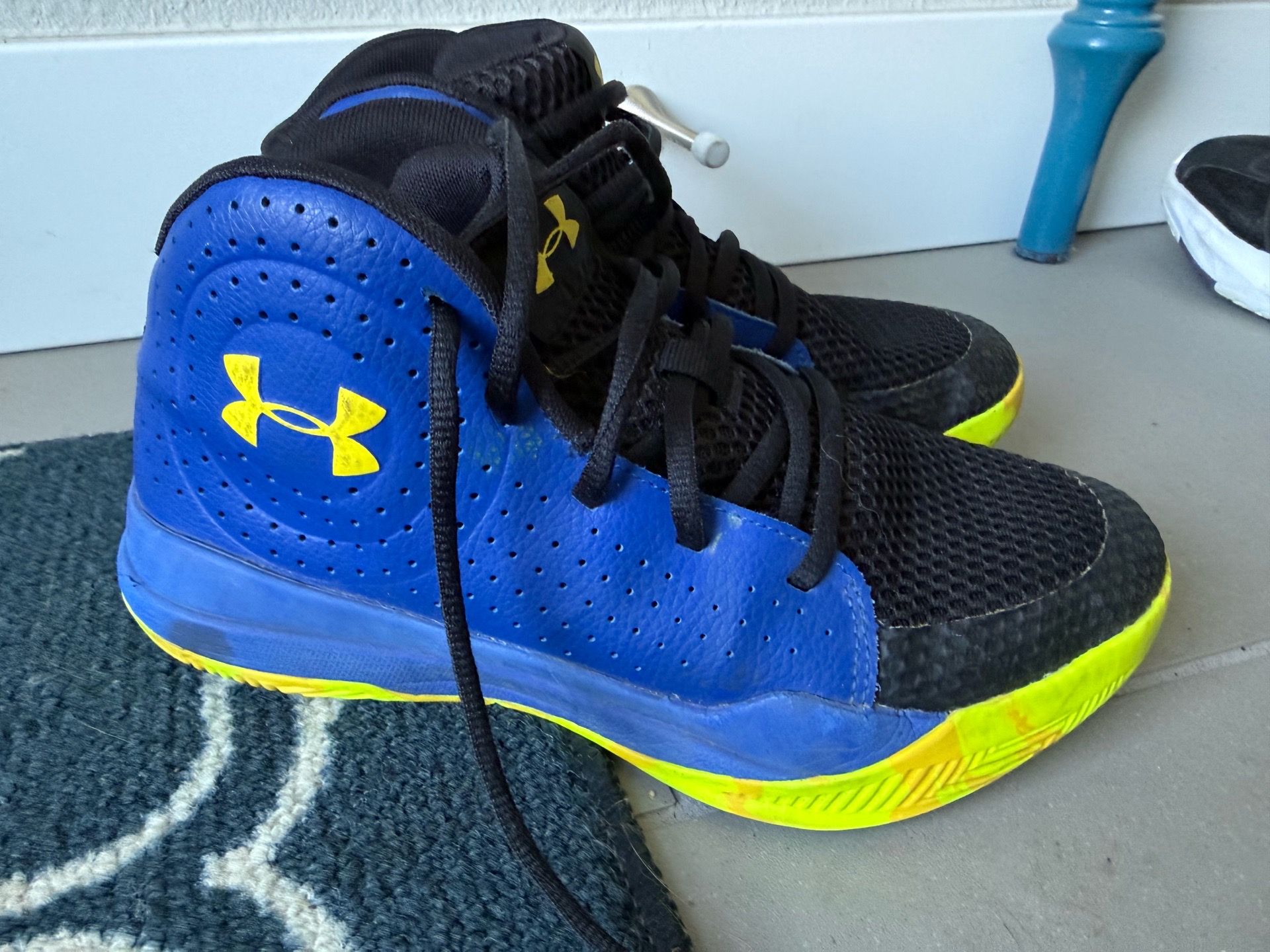 Boys Under Armour basketball shoes - size 5Y