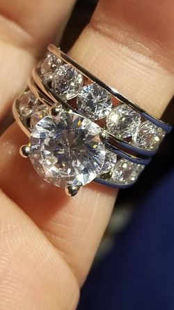 Gorgeous Women's round cut 5.7 CTTW