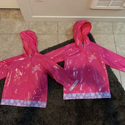 Disney’s wFrozen Elsa And Anna Rainy Coats Size 7 and 5. Coming from a pet in smoke-free home like new condition asking only $10 each.