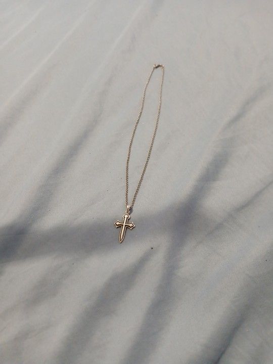 Cadena Con Una Cruz Gente Interesada Porfavor