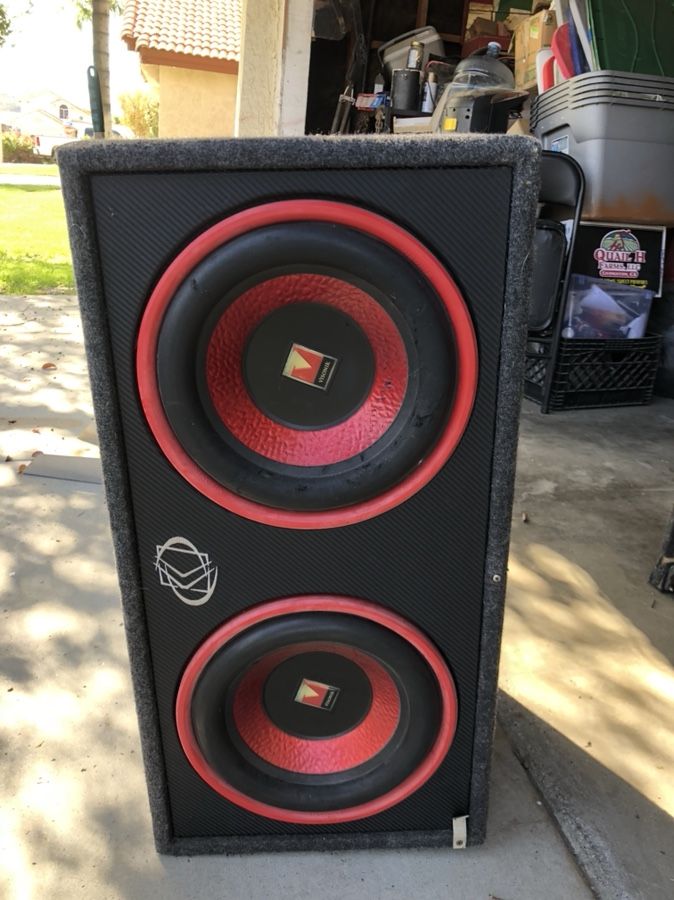 2 12’ inch Subwoofers , Kicker box ported And an Jensen amp ! Works great and hits hard.