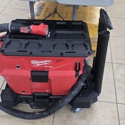 MILWAUKEE FUEL M18 6 GALLON WET DRY VACUUM WITH PACKOUT CAPABILITY AND VACLINK REMOTE THE END IS MESSED UP BUT STILL WORKS 