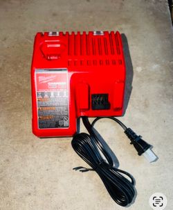 Milwaukee M12 and M18 12-Volt/18-Volt Lithium-Ion Multi-Voltage Battery Charger New