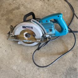 Makita Circular Saw. Model 5277B