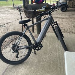 Schwinn Adult E-bike. Range 40 Miles. Comes With 2 Batteries 