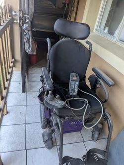 Si electrica  tiene las dos pilas nuevas