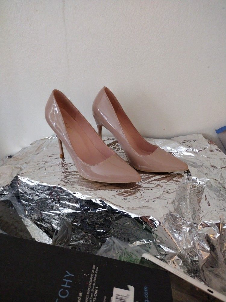 Elizabeth Lang Beige Pump