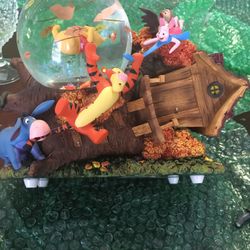 Very Rare Winnie the Pooh & Friends  "Blustery Day"   Musical Snowglobe