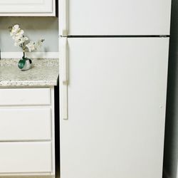 hotpoint refrigerator fridge top freezer, clean and working 