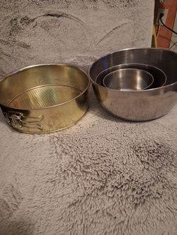 Springform Pan and Stainless Steel Mixing Bowl Set