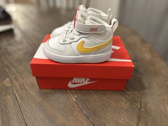 Nike Court Borough Mid 2 In Size 5c