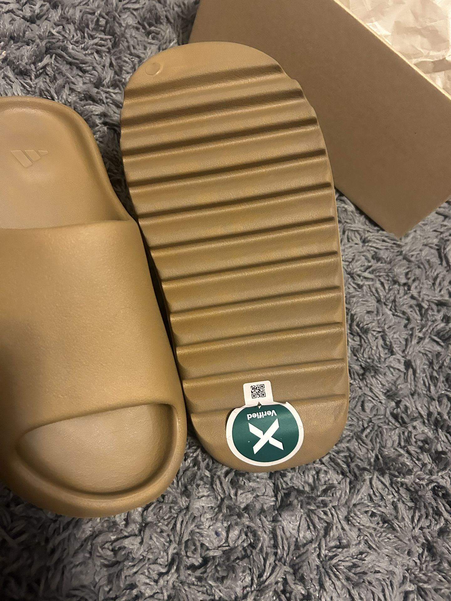 NEW WITH BOX Yeezy Slides Mens Size 8