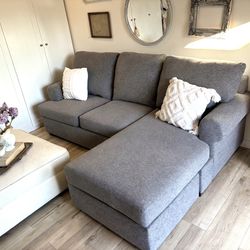FREE DELIVERY 🚚 - Lovely Living Spaces Section Sofa with Reversible Chaise