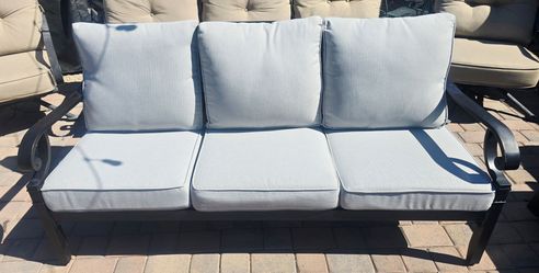 $400 BEAUTIFUL PATIO 3 SEATER COUCH LIKE NEW WITH NEW SUNBRELLA CUSHIONS