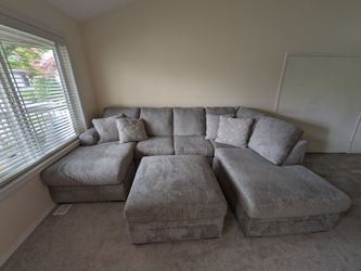 U-Shaped Sectional w/Double Chaises