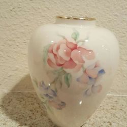 Lenox Decorated 24k Gold Trim Vase made in usa