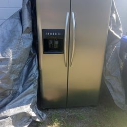 Frigidaire Side By Side Refrigerator Freezer Ice Cold For Sale In Pine Hills 375