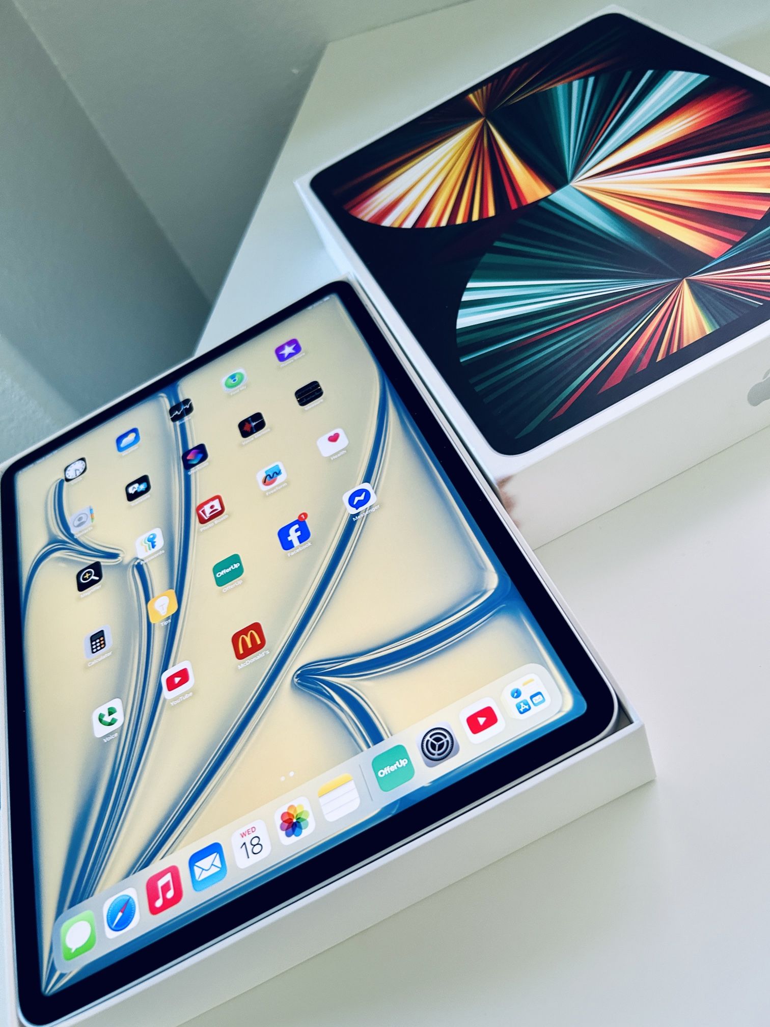 Apple iPad 12.9-inch 128GB Silver, Like New. 5th Gen