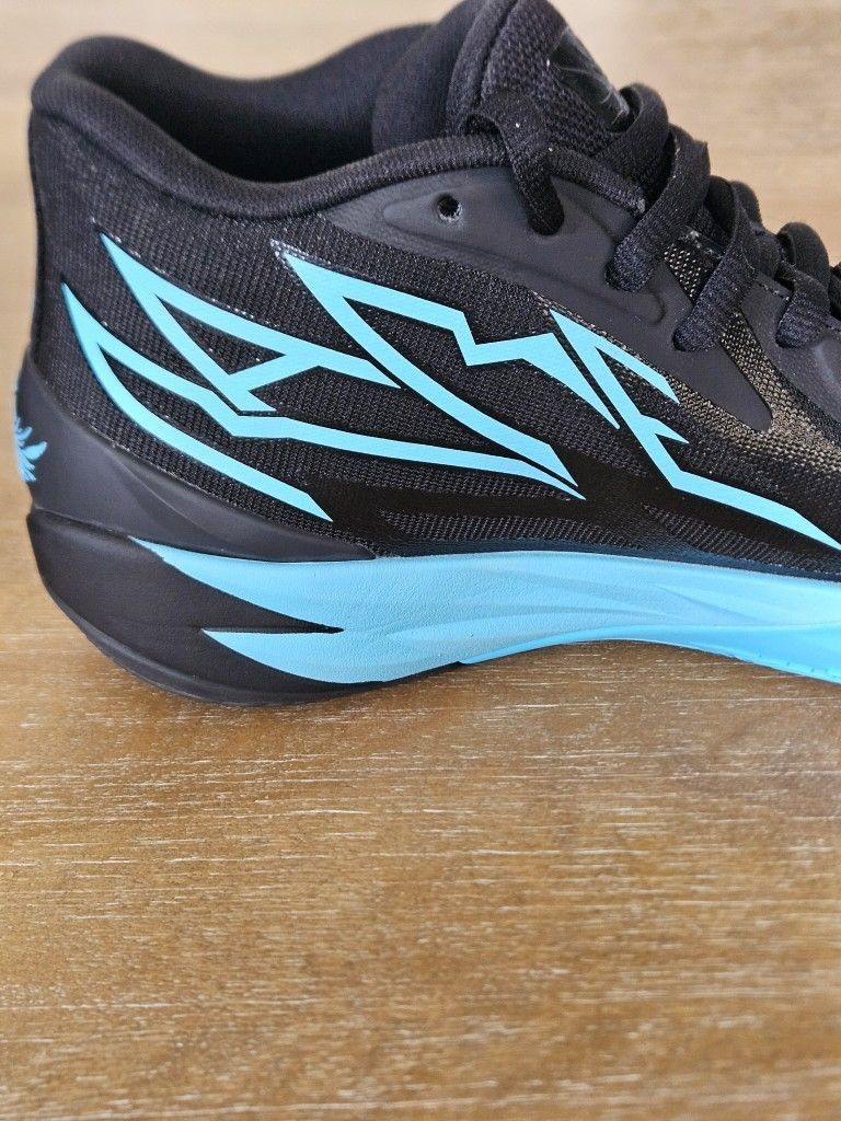 BASKETBALL SHOES