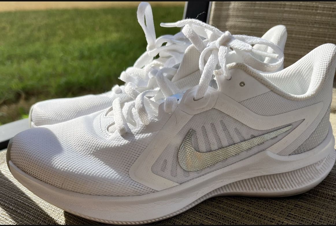 Womens Nike Sneakers! Serious Inquiries Only Please!