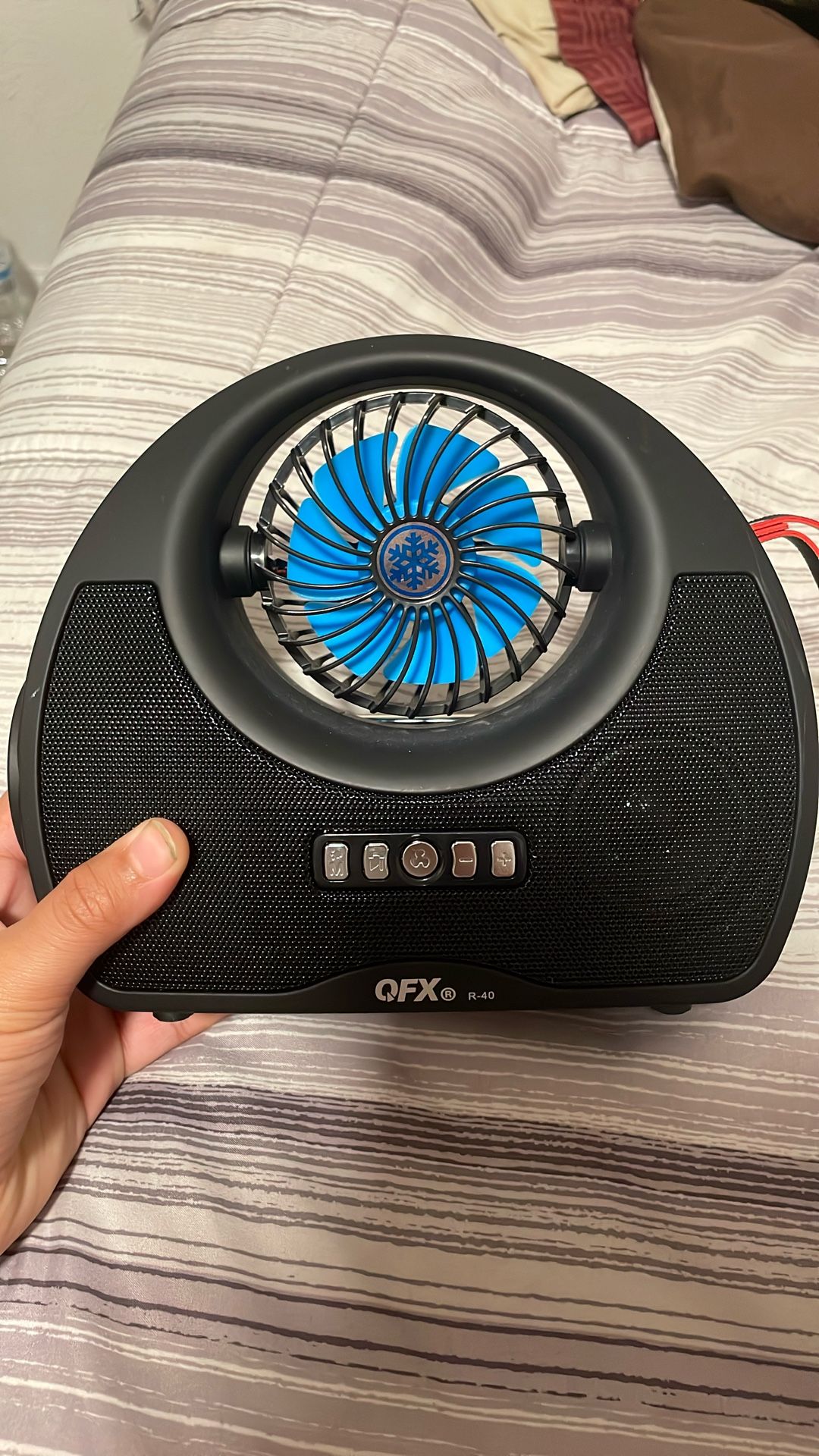 Wireless Fan, Built In Flash Light, Built In Antenna, 3 Different Modes For The Fan.