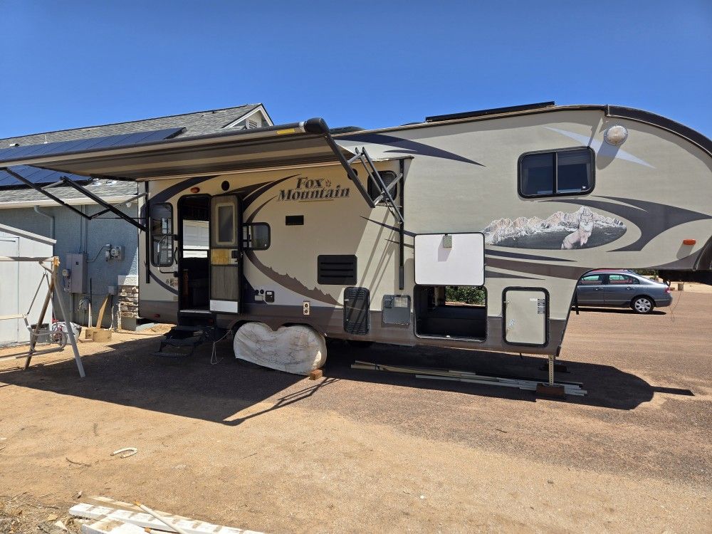 2013 Fox Mountain 235RLS 5th Wheel RV